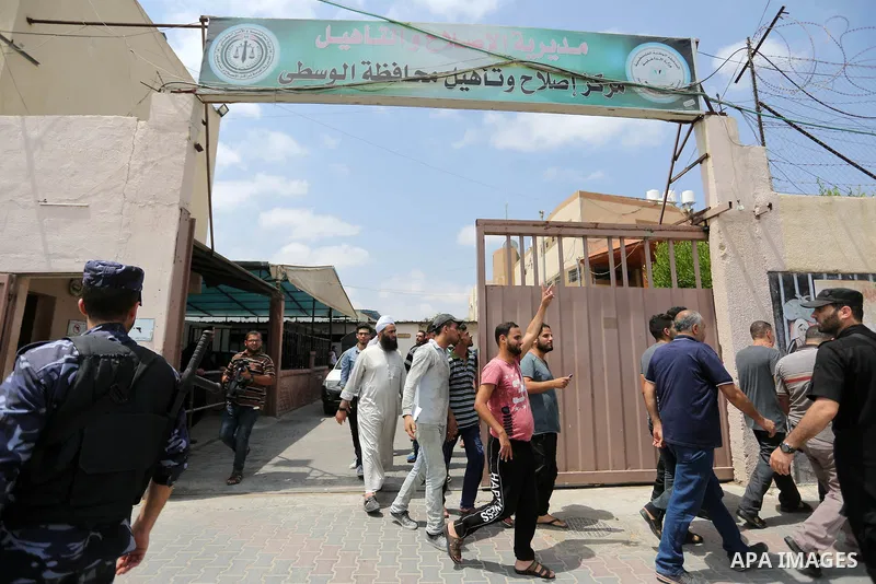 Palestinian prisoners leave the prison run by the Ministry of the Interior and National Security in Gaza Strip, in Dair Al Balah in the center of Gaza Strip on June 7, 2018. Security officials in Gaza Strip said on Thurs...