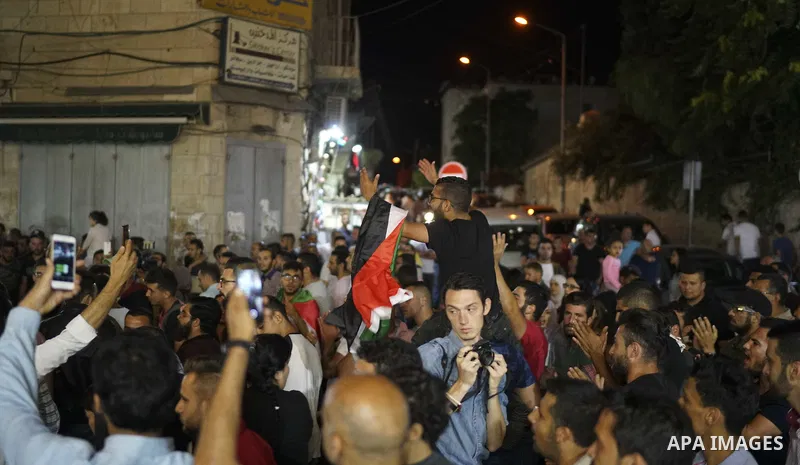 Palestinians take part in a protest demanding to lift the sanctions on Gaza Strip, in the West Bank city of Ramallah, on June 10, 2018. Photo by Eyad Jadallah