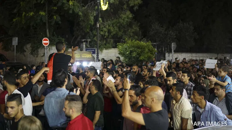 Palestinians take part in a protest demanding to lift the sanctions on Gaza Strip, in the West Bank city of Ramallah, on June 10, 2018. Photo by Eyad Jadallah