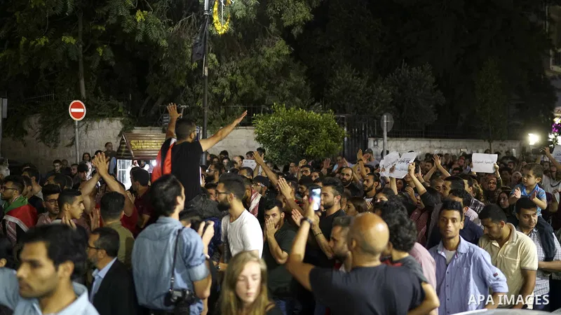 Palestinians take part in a protest demanding to lift the sanctions on Gaza Strip, in the West Bank city of Ramallah, on June 10, 2018. Photo by Eyad Jadallah