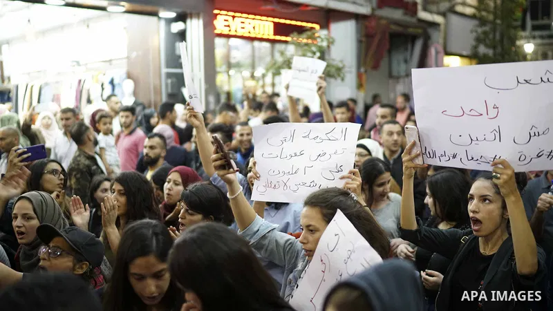 Palestinians take part in a protest demanding to lift the sanctions on Gaza Strip, in the West Bank city of Ramallah, on June 10, 2018. Photo by Eyad Jadallah