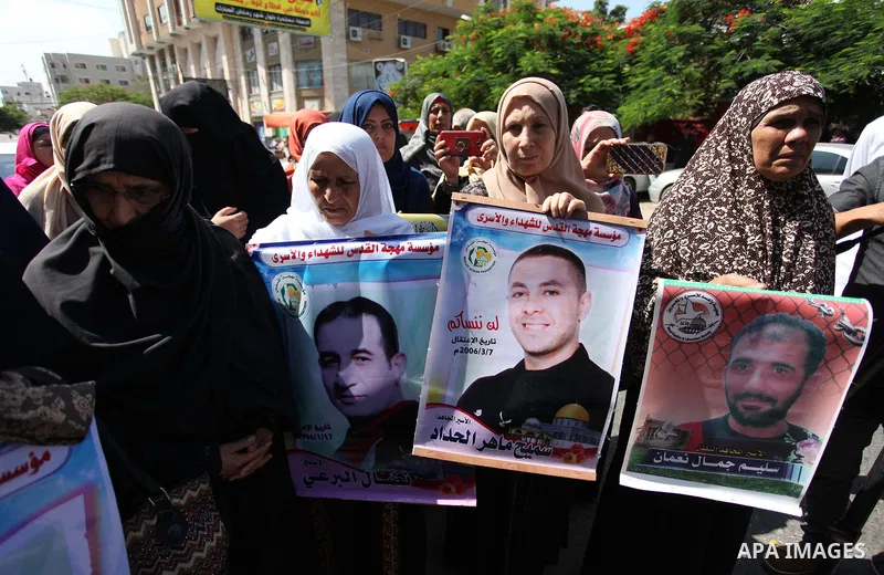 Palestinians take part in a protest to show solidarity with Palestinian prisoners held in Israeli jails, in front of Red cross office in Gaza city on June 11, 2018. Photo by Mahmoud Ajour
