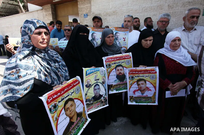 Palestinians take part in a protest to show solidarity with Palestinian prisoners held in Israeli jails, in front of Red cross office in Gaza city on June 11, 2018. Photo by Mahmoud Ajour