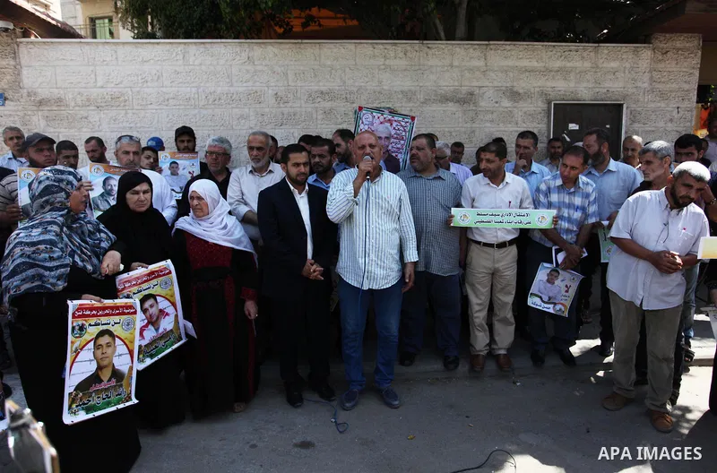 Palestinians take part in a protest to show solidarity with Palestinian prisoners held in Israeli jails, in front of Red cross office in Gaza city on June 11, 2018. Photo by Mahmoud Ajour