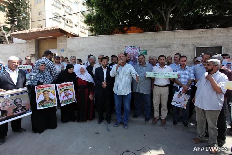 Palestinians take part in a protest to show solidarity with Palestinian prisoners held in Israeli jails, in front of Red cross office in Gaza city on June 11, 2018. Photo by Mahmoud Ajour