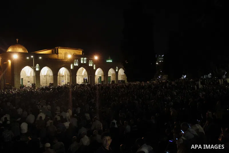 Palestinian Muslim worshipers pray on June 11, 2018 outside the Dome of the Rock in the Al-Aqsa mosques compound in Jerusalem's Old City on the occasion of Laylat al-Qadr, which falls on the 27th day of the fasting month...