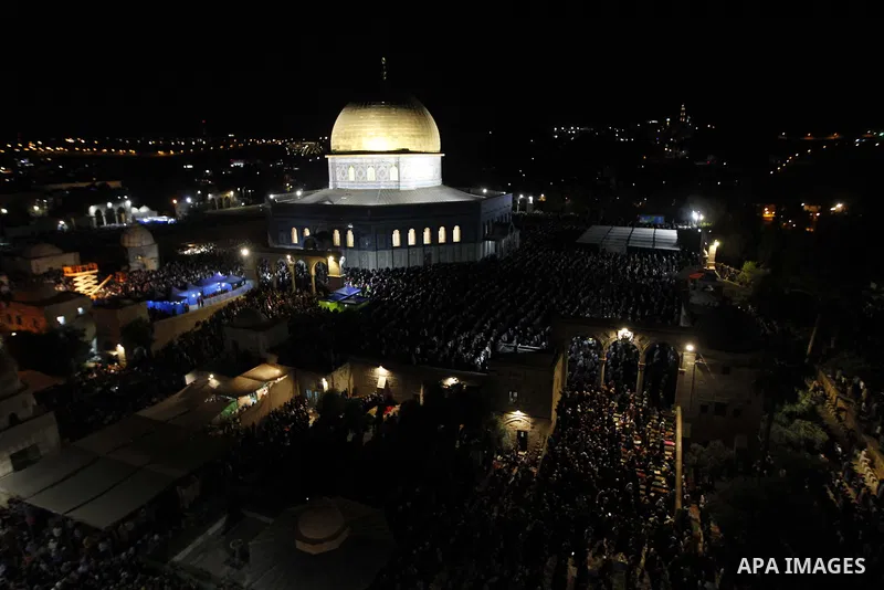 Palestinian Muslim worshipers pray on June 11, 2018 outside the Dome of the Rock in the Al-Aqsa mosques compound in Jerusalem's Old City on the occasion of Laylat al-Qadr, which falls on the 27th day of the fasting month...