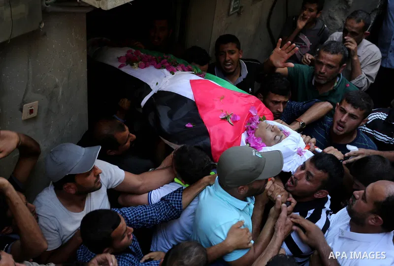 Mourners carry the body of Palestinian Osama Abu Khater, who died of wounds he sustained during clashes with Israeli troops, his funeral in Khan Younis in the southern Gaza Strip on June 24, 2018. Photo by Ashraf Amra