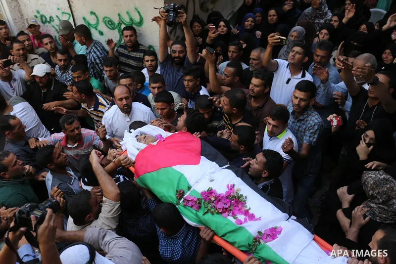 Mourners carry the body of Palestinian Osama Abu Khater, who died of wounds he sustained during clashes with Israeli troops, his funeral in Khan Younis in the southern Gaza Strip on June 24, 2018. Photo by Ashraf Amra