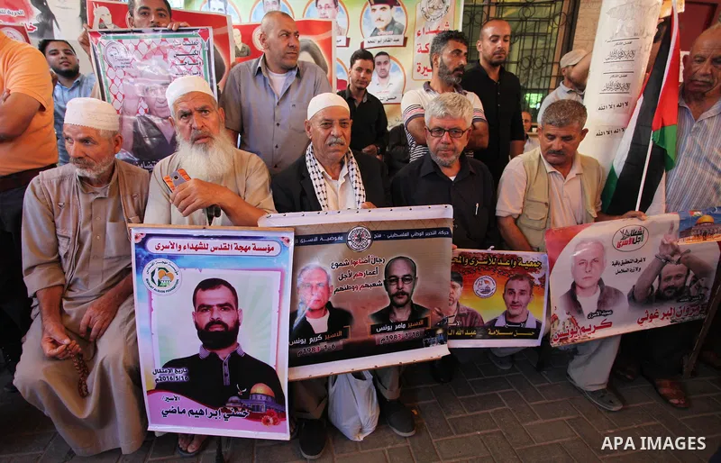 Palestinians take part in a protest to show solidarity with Palestinian prisoners held in Israeli jails, in front of Red cross office in Gaza city on June 25, 2018. Photo by Mahmoud Ajour