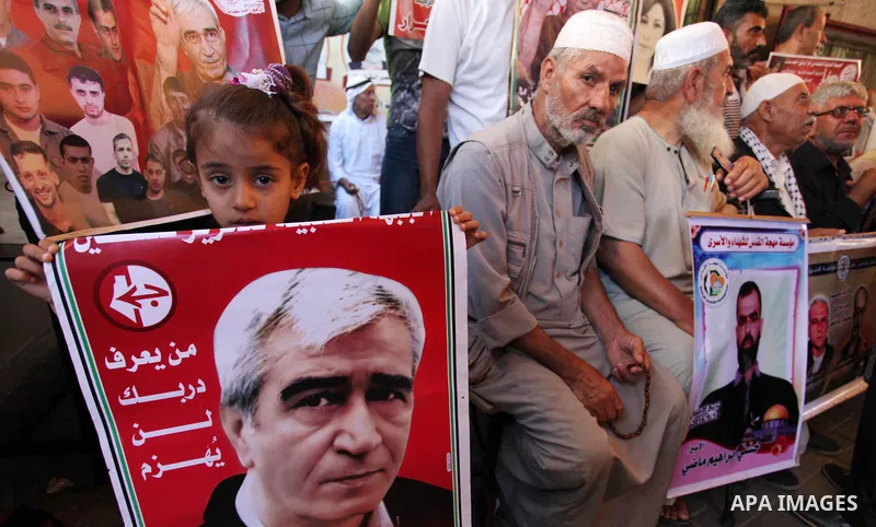 Palestinians take part in a protest to show solidarity with Palestinian prisoners held in Israeli jails, in front of Red cross office in Gaza city on June 25, 2018. Photo by Mahmoud Ajour
