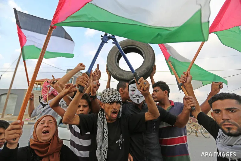 Palestinians take part in a demonstration demanding the right of return and removal of the blockade following the "Great March of Return" iin Khan Younis in the southern Gaza Strip June 28, 2018. Photo by Ashraf Amra