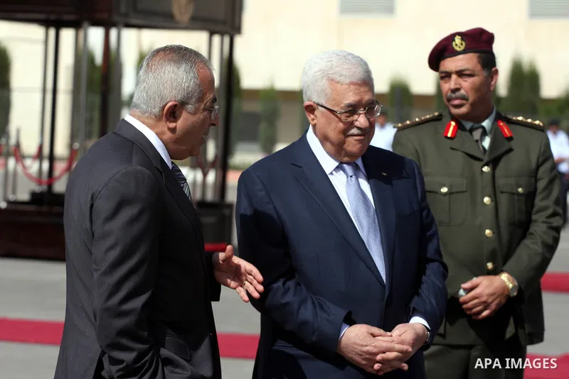 (FILES) This file photo taken on October 14, 2010 shows Palestinian president Mahmoud Abbas and his Prime Minister Salam Fayyad waiting the arrival of visiting Finnish President Tarja Halonen in the West Bank City of Ram...