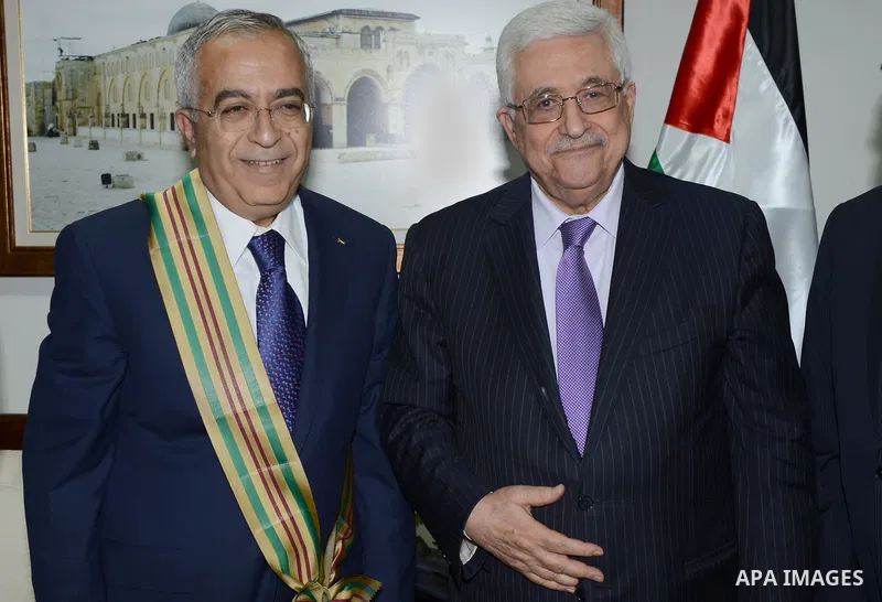(FILES) This file photo taken on June 8, 2013 shows Palestinian President Mahmoud Abbas (Abu Mazen) honors former Prime Minister Salam Fayyad in the West Bank city of Ramallah. According to media, a sudden meeting was he...