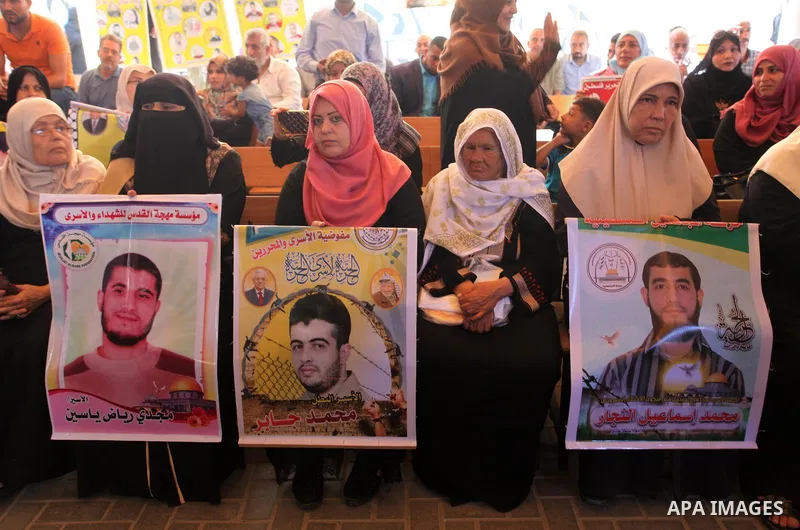 Palestinians take part in a protest to show solidarity with Palestinian prisoners held in Israeli jails, in front of Red cross office in Gaza city on July 2, 2018. Photo by Mahmoud Ajour