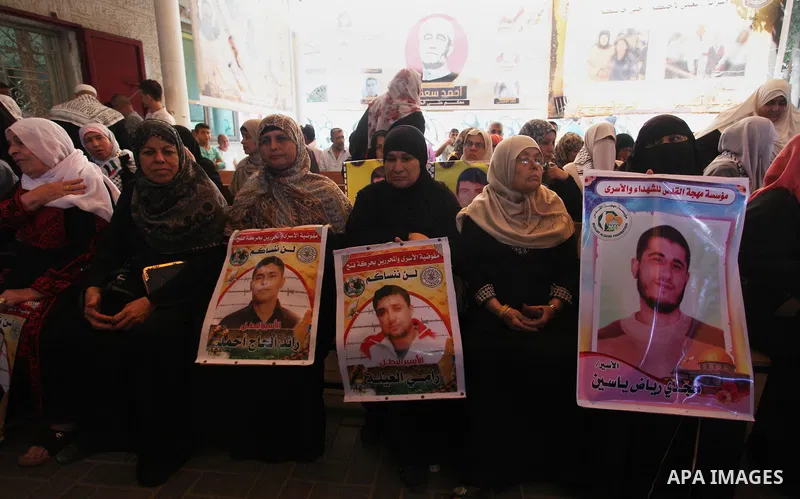 Palestinians take part in a protest to show solidarity with Palestinian prisoners held in Israeli jails, in front of Red cross office in Gaza city on July 2, 2018. Photo by Mahmoud Ajour