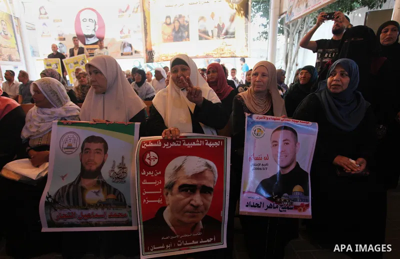 Palestinians take part in a protest to show solidarity with Palestinian prisoners held in Israeli jails, in front of Red cross office in Gaza city on July 2, 2018. Photo by Mahmoud Ajour