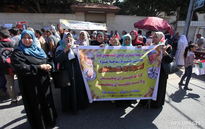Palestinians take part in a protest to show solidarity with Palestinian prisoners held in Israeli jails, in front of Red cross office in Gaza city on July 2, 2018. Photo by Mahmoud Ajour