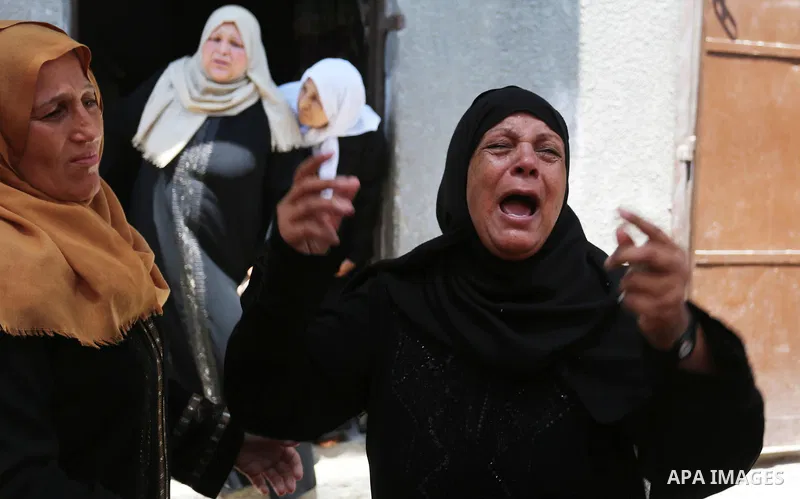Relatives of Palestinian Mahmoud al-Ghrabli ,16, who died of wounds he sustained during clashes with Israeli troops, mourn during his funeral in Gaza city on July 5, 2018. Photo by Ashraf Amra