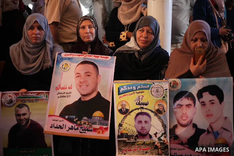 Palestinians take part in a protest to show solidarity with Palestinian prisoners held in Israeli jails, in front of Red cross office in Gaza city on July 9, 2018. Photo by Mahmoud Ajour