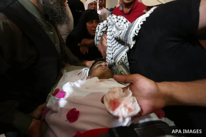 Relatives of Palestinian Nasser Shurrab,18, who was shot dead by Israeli troops during clashes at Gaza-Israel border, mourn during his funeral in Khan Younis in the southern Gaza Strip July 14, 2018. Photo by Ashraf Amra