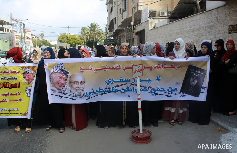 Palestinians take part in a protest to show solidarity with Palestinian prisoners held in Israeli jails, in front of Red cross office in Gaza city on July 16, 2018. Photo by Bashar Zakri