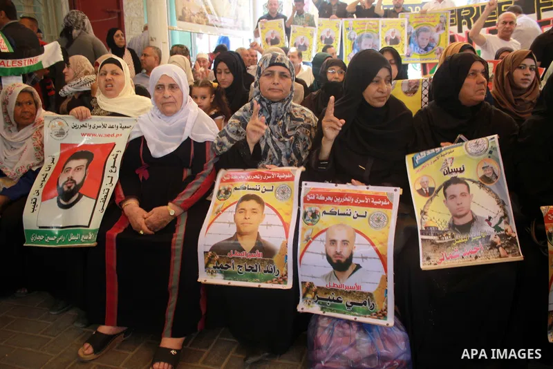 Palestinians take part in a protest to show solidarity with Palestinian prisoners held in Israeli jails, in front of Red cross office in Gaza city on July 16, 2018. Photo by Bashar Zakri