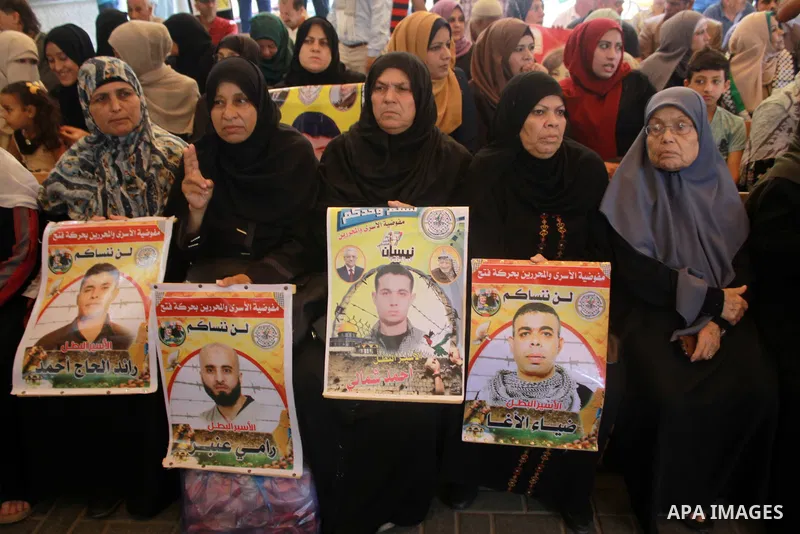 Palestinians take part in a protest to show solidarity with Palestinian prisoners held in Israeli jails, in front of Red cross office in Gaza city on July 16, 2018. Photo by Bashar Zakri
