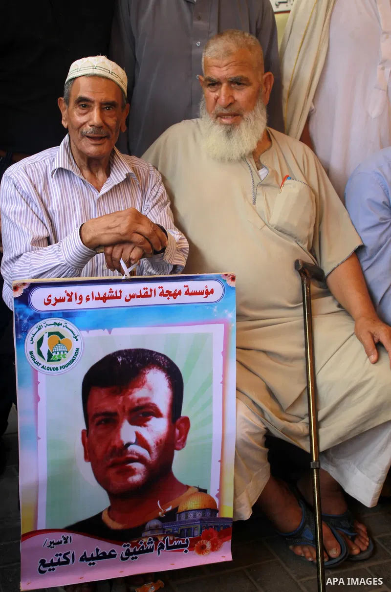 Palestinians take part in a protest to show solidarity with Palestinian prisoners held in Israeli jails, in front of Red cross office in Gaza city on July 16, 2018. Photo by Bashar Zakri