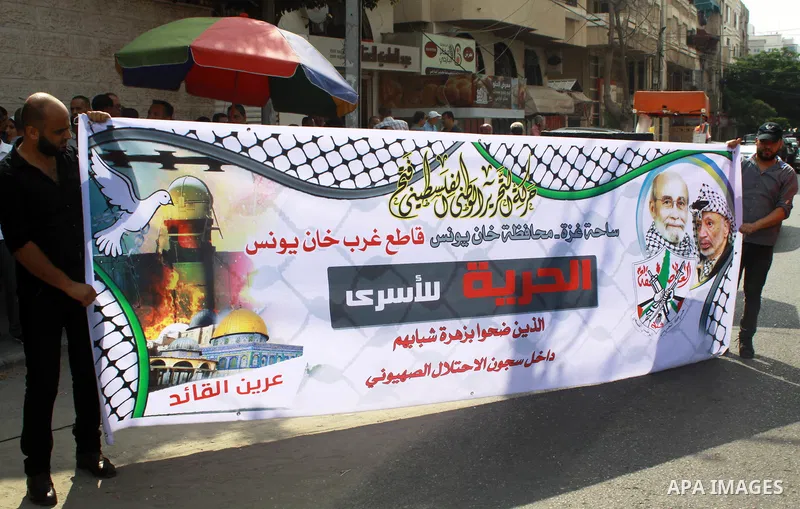 Palestinians take part in a protest to show solidarity with Palestinian prisoners held in Israeli jails, in front of Red cross office in Gaza city on July 16, 2018. Photo by Bashar Zakri