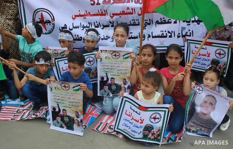 Palestinians take part in a protest to show solidarity with Palestinian prisoners held in Israeli jails, in front of Red cross office in Gaza city on July 16, 2018. Photo by Bashar Zakri