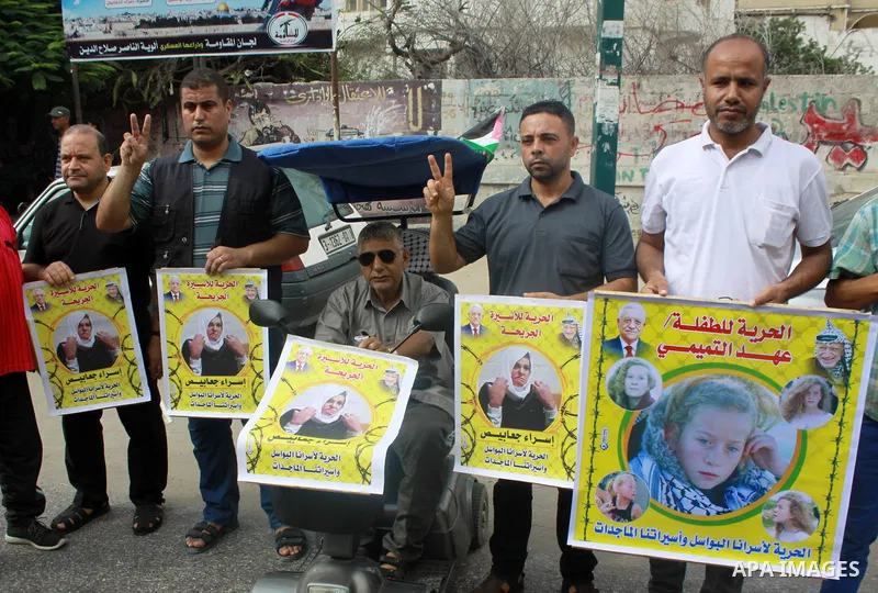 Palestinians take part in a protest to show solidarity with Palestinian prisoners held in Israeli jails, in front of Red cross office in Gaza city on July 16, 2018. Photo by Bashar Zakri