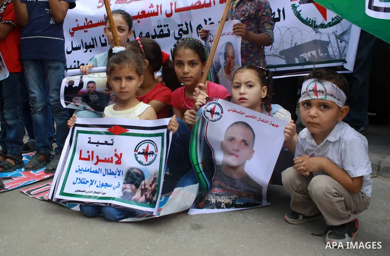 Palestinians take part in a protest to show solidarity with Palestinian prisoners held in Israeli jails, in front of Red cross office in Gaza city on July 16, 2018. Photo by Bashar Zakri