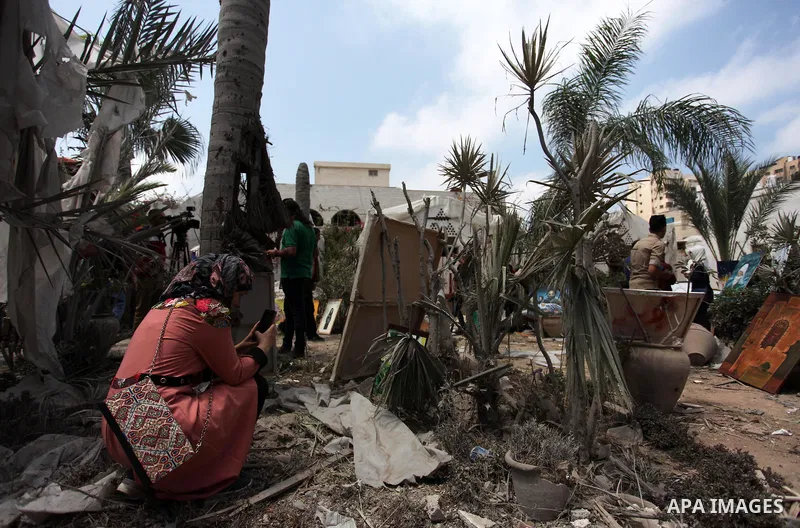 Palestinian artists take part in an exhibition against the bombing of the Arts and Crafts Village that was damaged in an Israeli airstrike on the Gaza City, on July 16, 2018. Photo by Mahmoud Ajour
