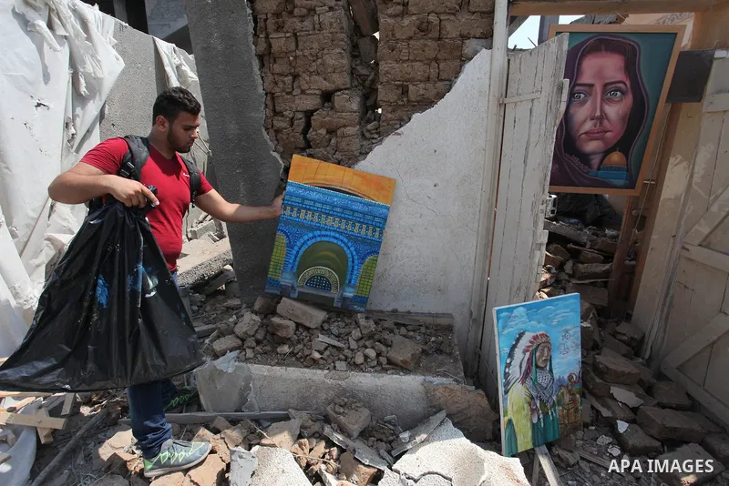 Palestinian artists take part in an exhibition against the bombing of the Arts and Crafts Village that was damaged in an Israeli airstrike on the Gaza City, on July 16, 2018. Photo by Mahmoud Ajour