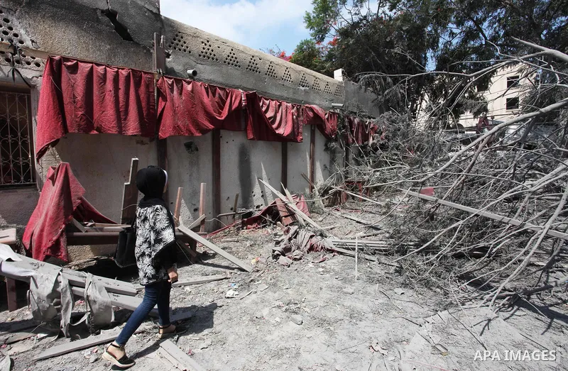 Palestinian artists take part in an exhibition against the bombing of the Arts and Crafts Village that was damaged in an Israeli airstrike on the Gaza City, on July 16, 2018. Photo by Mahmoud Ajour