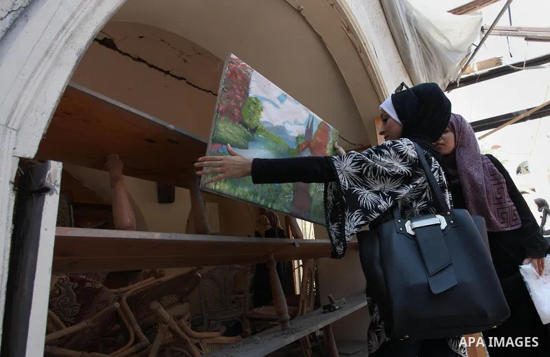 Palestinian artists take part in an exhibition against the bombing of the Arts and Crafts Village that was damaged in an Israeli airstrike on the Gaza City, on July 16, 2018. Photo by Mahmoud Ajour
