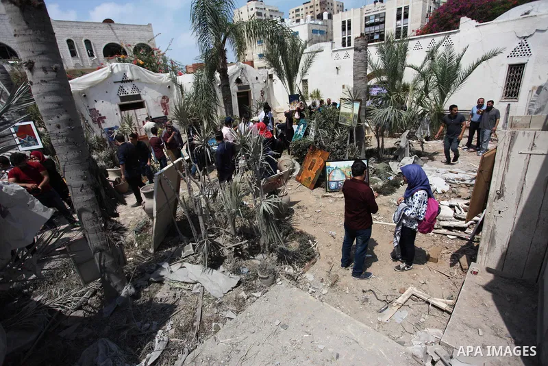 Palestinian artists take part in an exhibition against the bombing of the Arts and Crafts Village that was damaged in an Israeli airstrike on the Gaza City, on July 16, 2018. Photo by Mahmoud Ajour