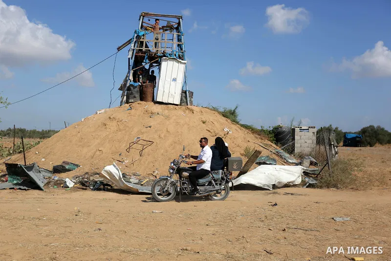 Palestinians inspect a military observation post damaged in an Israeli airstrike in Khan Younis in the southern of Gaza Strip, on July 21, 2018. Photo by Ashraf Amra