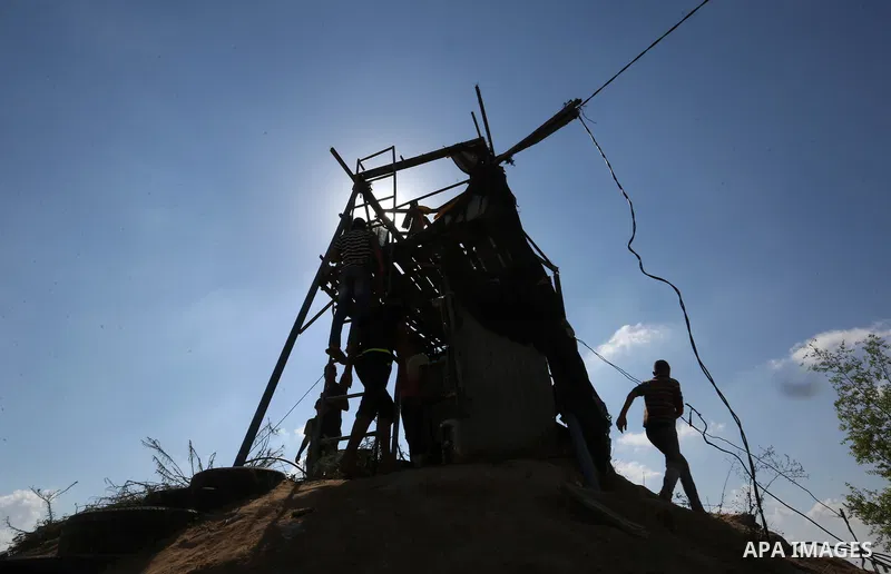 Palestinians inspect a military observation post damaged in an Israeli airstrike in Khan Younis in the southern of Gaza Strip, on July 21, 2018. Photo by Ashraf Amra