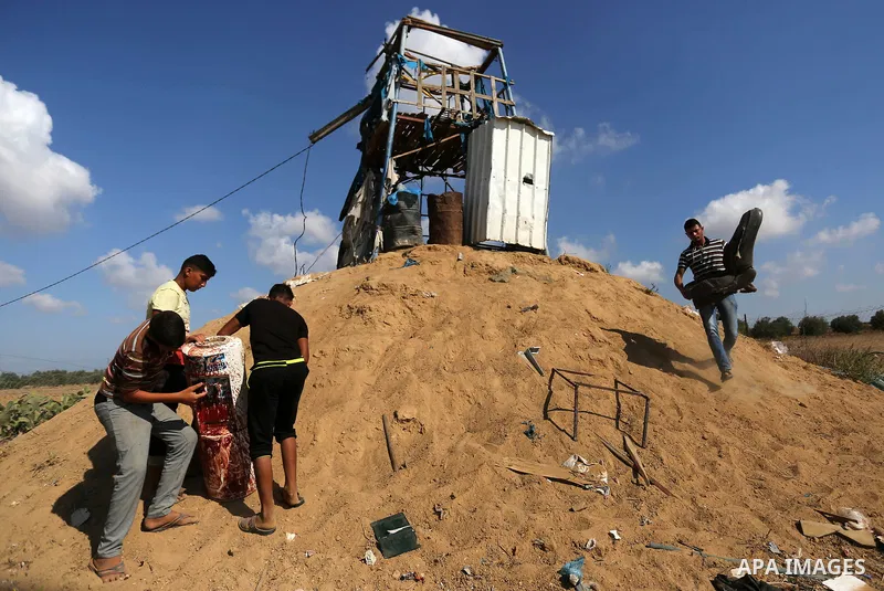 Palestinians inspect a military observation post damaged in an Israeli airstrike in Khan Younis in the southern of Gaza Strip, on July 21, 2018. Photo by Ashraf Amra