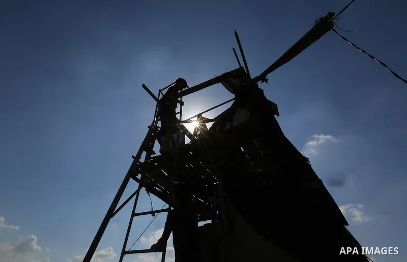 Palestinians inspect a military observation post damaged in an Israeli airstrike in Khan Younis in the southern of Gaza Strip, on July 21, 2018. Photo by Ashraf Amra