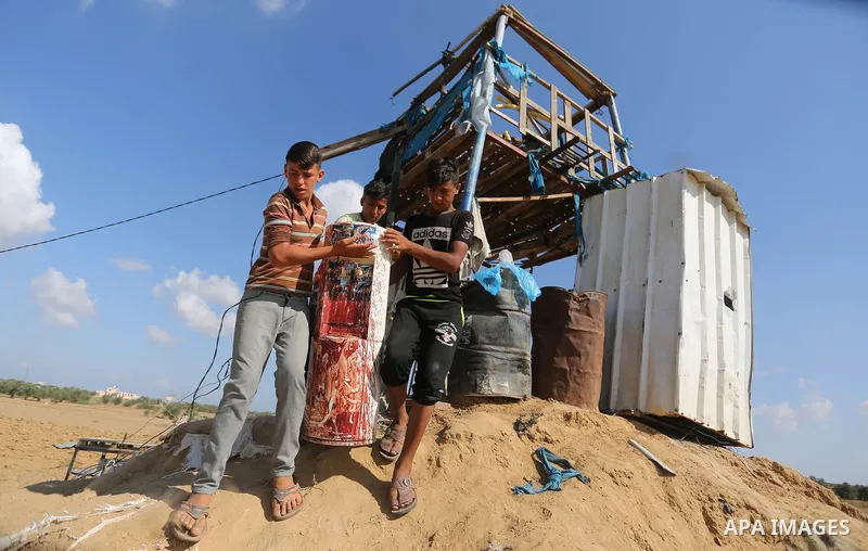 Palestinians inspect a military observation post damaged in an Israeli airstrike in Khan Younis in the southern of Gaza Strip, on July 21, 2018. Photo by Ashraf Amra