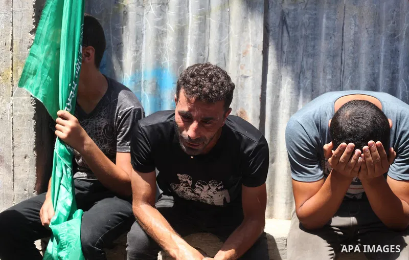 Relatives of Palestinian Mohammed Radwan, who was shot by Israeli forces during clashes at the Israel-Gaza border, mourn during his funeral, in Gaza city on July 21, 2018. Photo by Mahmoud Ajour
