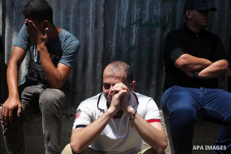 Relatives of Palestinian Mohammed Radwan, who was shot by Israeli forces during clashes at the Israel-Gaza border, mourn during his funeral, in Gaza city on July 21, 2018. Photo by Mahmoud Ajour