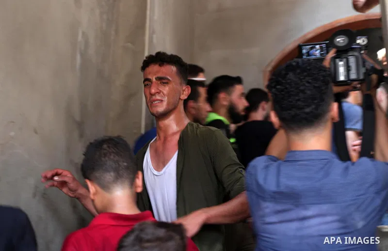 Relatives of Palestinian Mohammed Radwan, who was shot by Israeli forces during clashes at the Israel-Gaza border, mourn during his funeral, in Gaza city on July 21, 2018. Photo by Mahmoud Ajour
