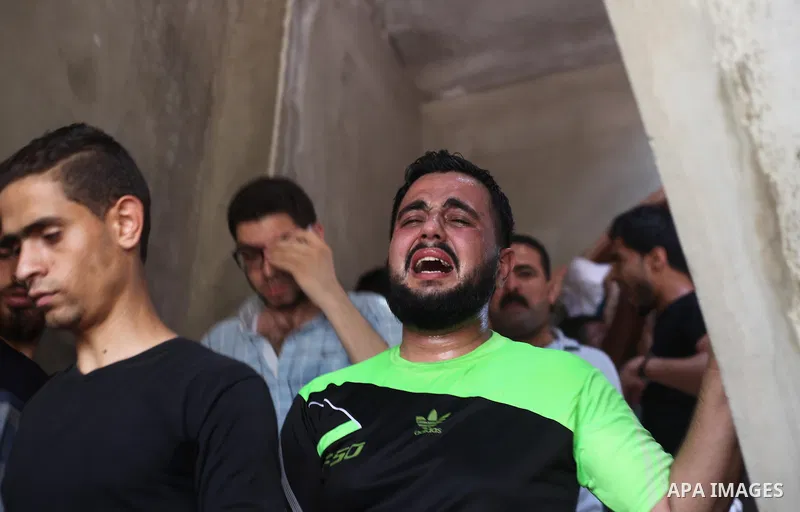 Relatives of Palestinian Mohammed Radwan, who was shot by Israeli forces during clashes at the Israel-Gaza border, mourn during his funeral, in Gaza city on July 21, 2018. Photo by Mahmoud Ajour