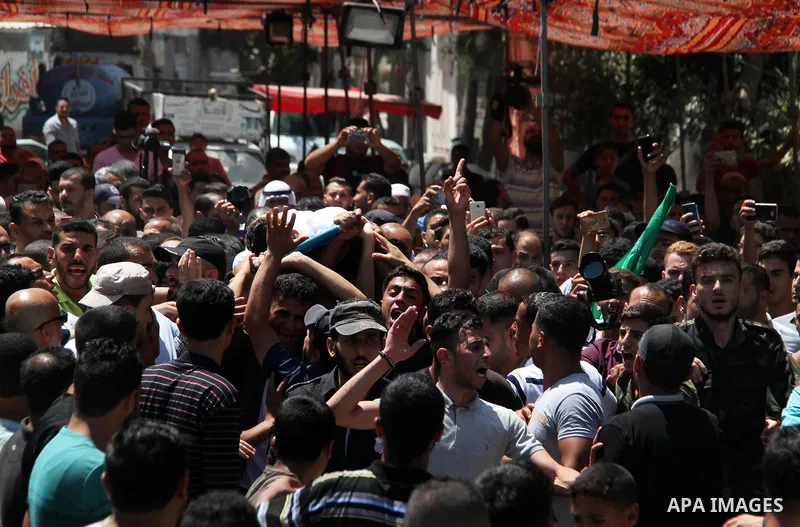 Mourners carry the body of Palestinian Mohammed Radwan, who was shot by Israeli forces during clashes at the Israel-Gaza border, during his funeral, in Gaza city on July 21, 2018. Photo by Mahmoud Ajour