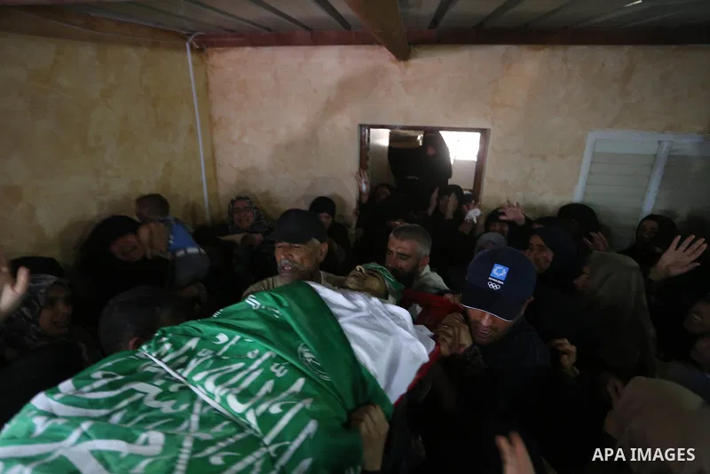 Mourners carry the body of Palestinian militant Mohammed Abu Dakah, 31, who was killed in an Israeli strike, during his funeral in Khan Younis in the southern of Gaza Strip, on July 21, 2018. Photo by Ashraf Amra