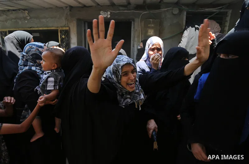 Relatives of Palestinian militant Shaaban Abu Khater who was killed in an Israeli strike, mourn during his funeral in Khan Younis in the southern of Gaza Strip, on July 21, 2018. Photo by Ashraf Amra